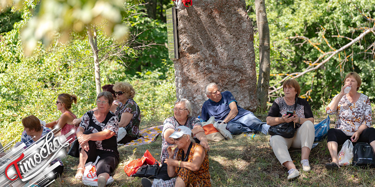 Старији људи седе у хладу
