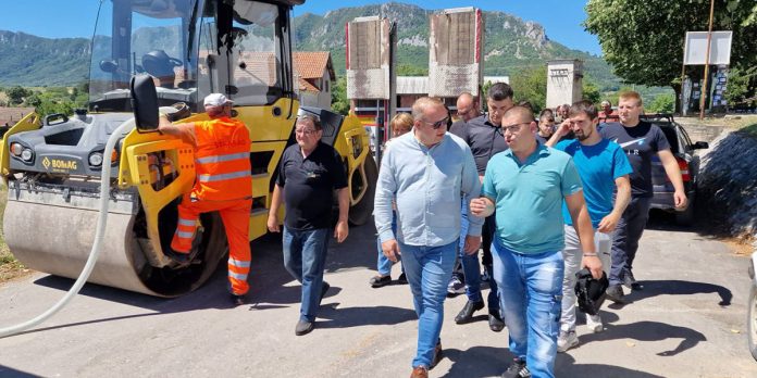 У борском селу Горњане почело асфалтирање стадиона за мале спортове У борском селу Горњане почело асфалтирање стадиона за мале спортове