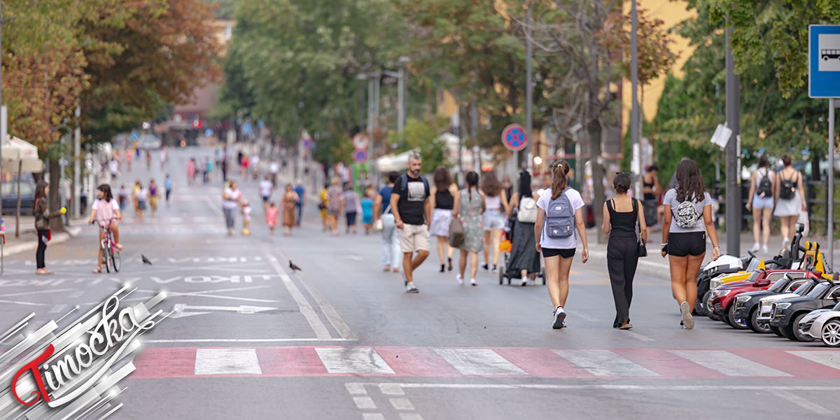 Град Бор – Људи шетају Град Бор – Људи шетају