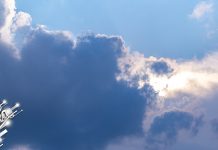 Хладно јутро у Србији, током дана смена сунца и облака Небо, облаци