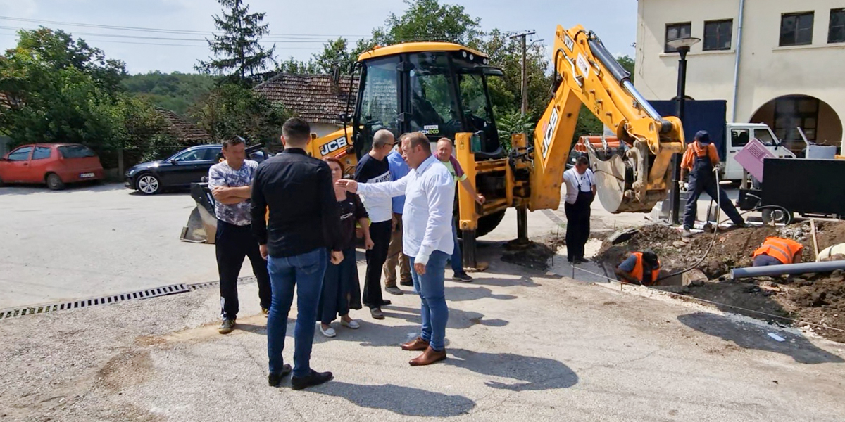 У селу Шарбановац у току су радови на уређењу центра села