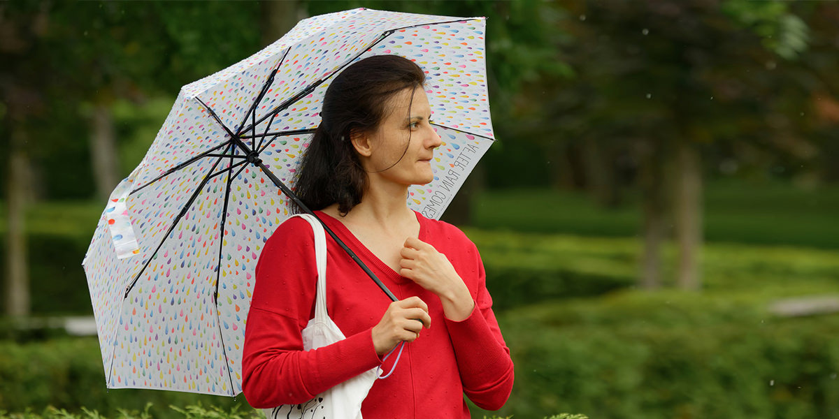 Žena nosi kišobran