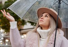 Облачно и свежије уз кишу, разведравање од средине дана Девојка држи кишобран