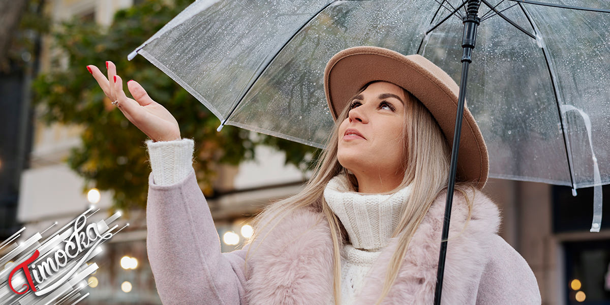 Девојка држи кишобран Девојка држи кишобран