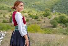 Сунчано, поподне променљиво облачно, понегде локални краткотрајни пљускови Девојка у народној ношњи у природи