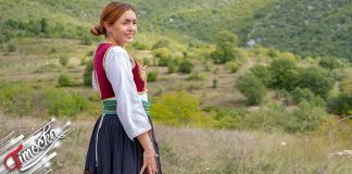 Међународни дан жена 8. март – симбол борбе и солидарности Девојка у народној ношњи у природи