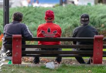 Ветровито и променљиво облачно у Тимочкој Крајини Град Зајечар – Људи седе у парку