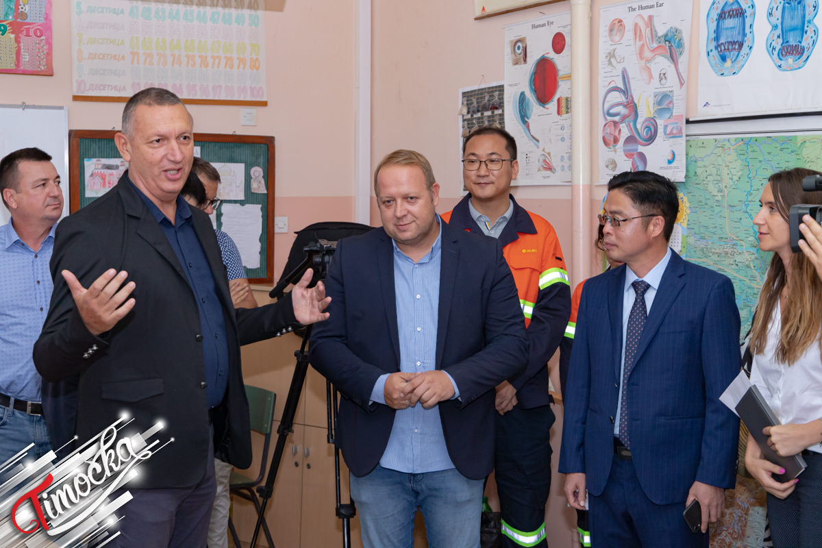 Компанија „ZiJin Mining” донирала бесплатне уџбенике и ранчеве борским основцима