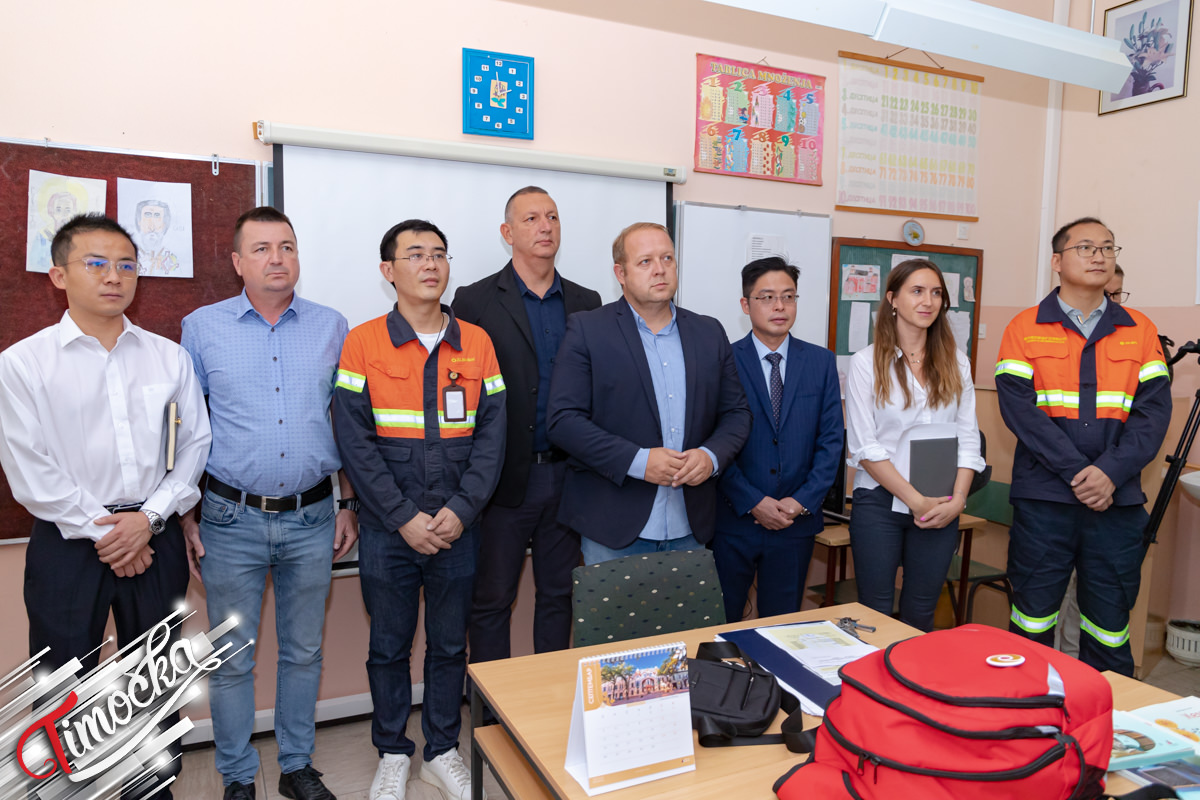 Компанија „ZiJin Mining” донирала бесплатне уџбенике и ранчеве борским основцима