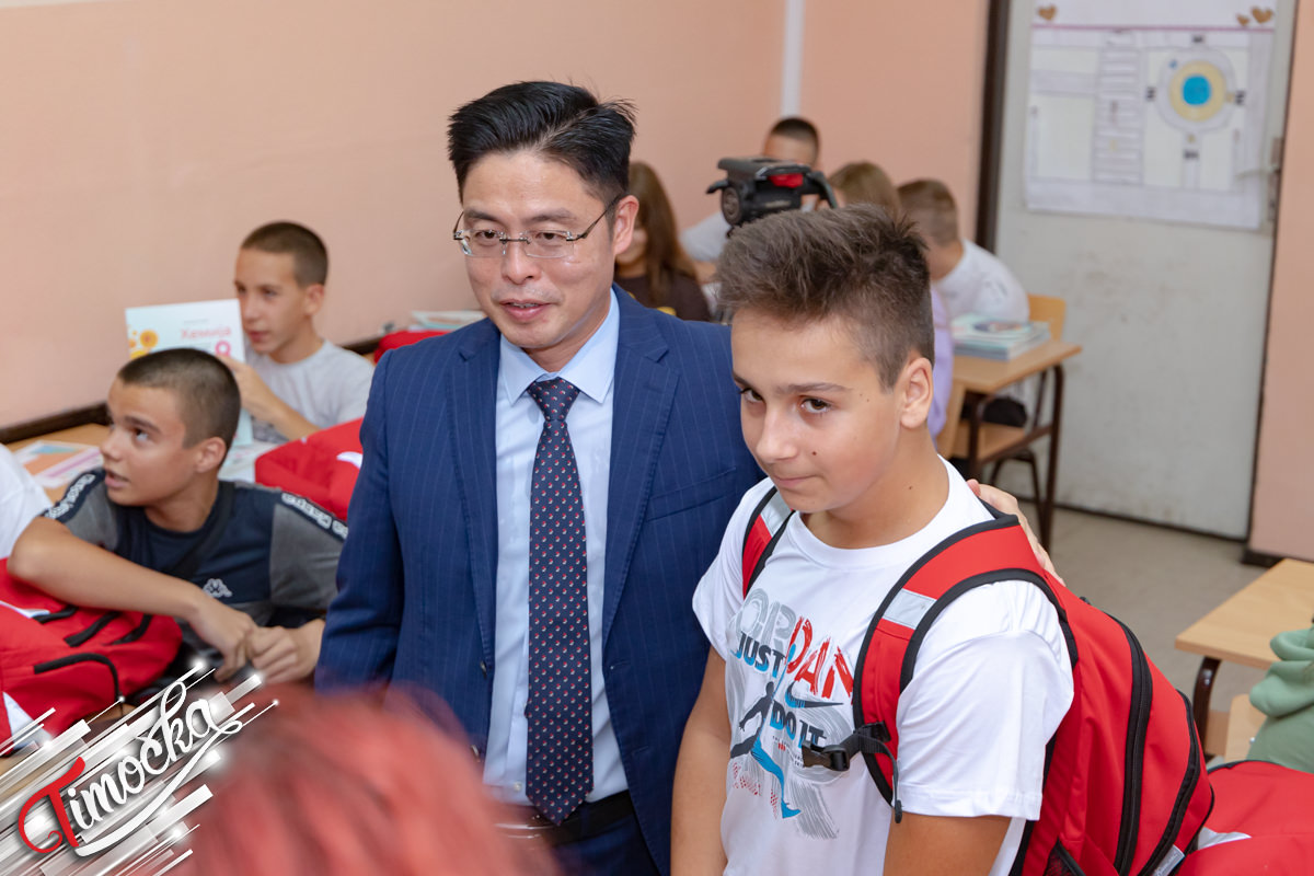 Компанија „ZiJin Mining” донирала бесплатне уџбенике и ранчеве борским основцима