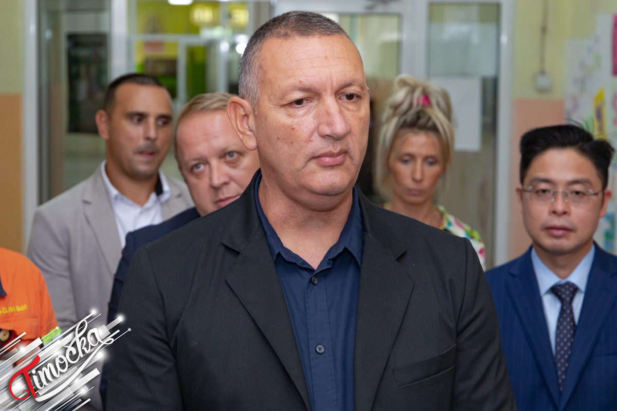 Компанија „ZiJin Mining” донирала бесплатне уџбенике и ранчеве борским основцима