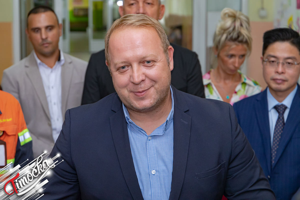 Компанија „ZiJin Mining” донирала бесплатне уџбенике и ранчеве борским основцима