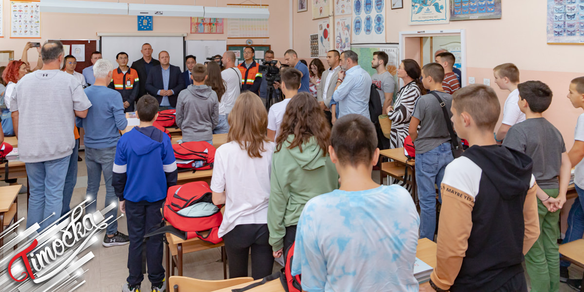 Компанија „ZiJin Mining” донирала бесплатне уџбенике и ранчеве борским основцима