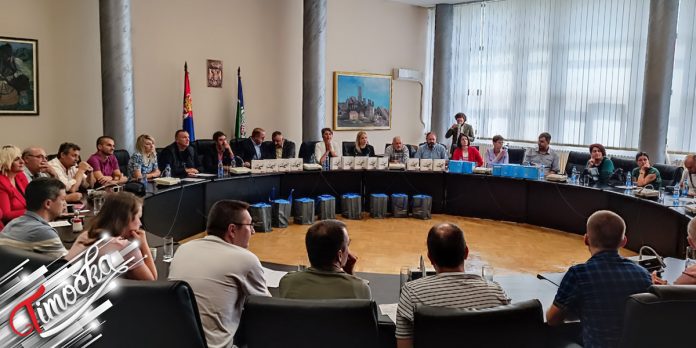 Основним школама у Бору донирани мбот роботићи и дронови