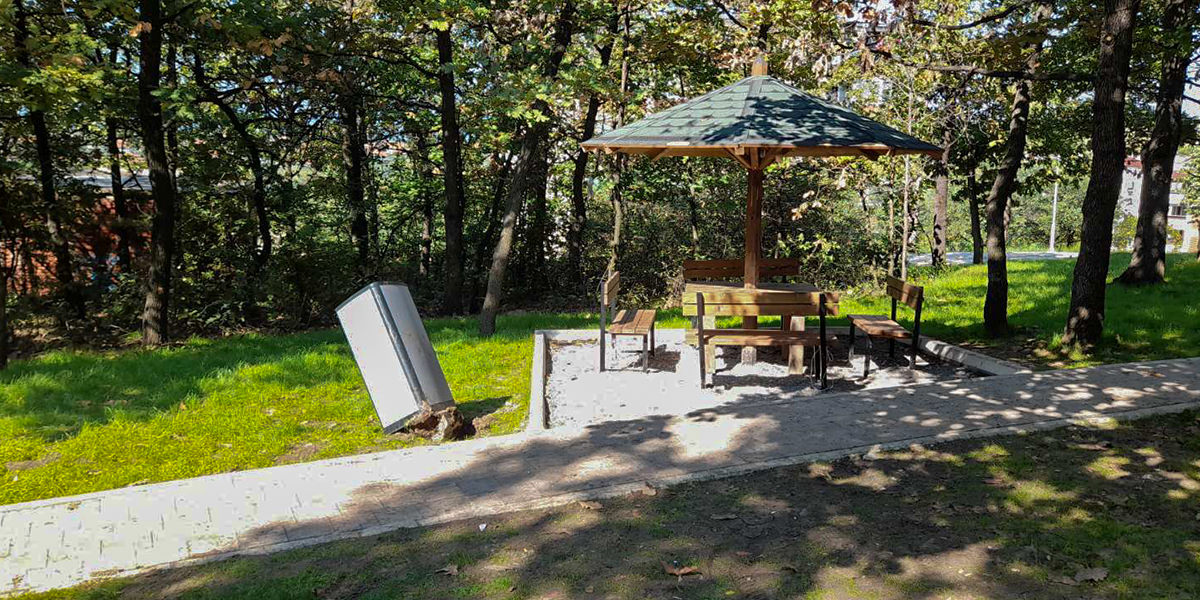 Поломљене канте, исписани столови у парку код Зоолошког врта у Бору