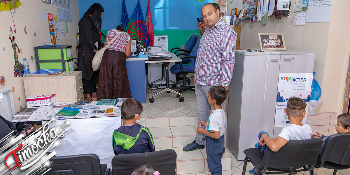 Удружење &bdquo;Друштво Рома&rdquo; Зајечар &ndash; Подела ваучера за куповину школског прибора