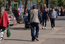 Топао октобарски дан, температура до 22 степена Град Бор – Људи шетају