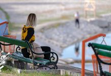 Ујутру магла, преко дана сунчано и топлије Град Зајечар – Људи седе у парку