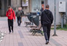 После магловитог јутра сунчано и топлије, само на истоку облаци Град Зајечар – Људи шетају