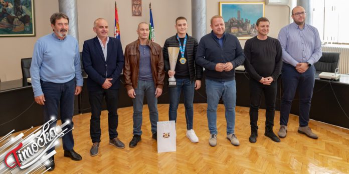 Градоначелник Бора Александар Миликић угостио светског првака у кик-боксу Уроша Крстића Градоначелник Бора Александар Миликић угостио светског првака у кик-боксу Уроша Крстића