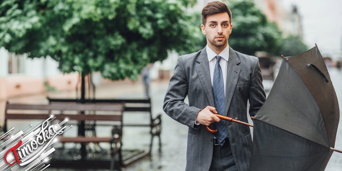 Мушкарац носи кишобран