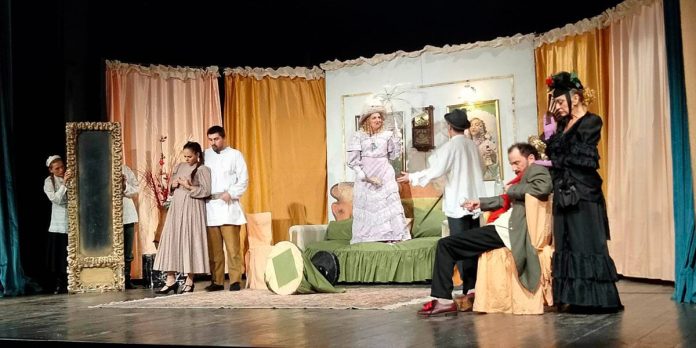 Predstava zajecarskog pozorista Pokondirena tikva nagradjena gromoglasnim aplauzom u Loznici