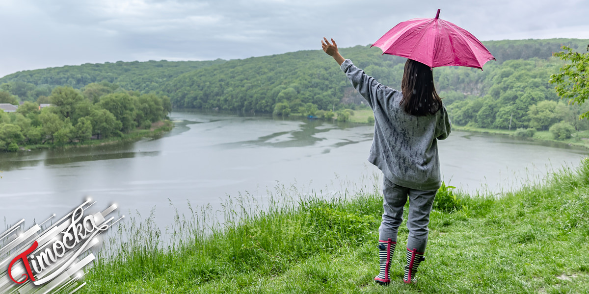 Жена држи кишобран