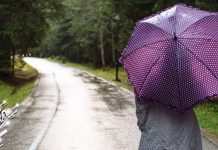 Претежно облачно, местимично са кишом и локалним пљусковима, највиша дневна температура до 17 степени Жена носи кишобран