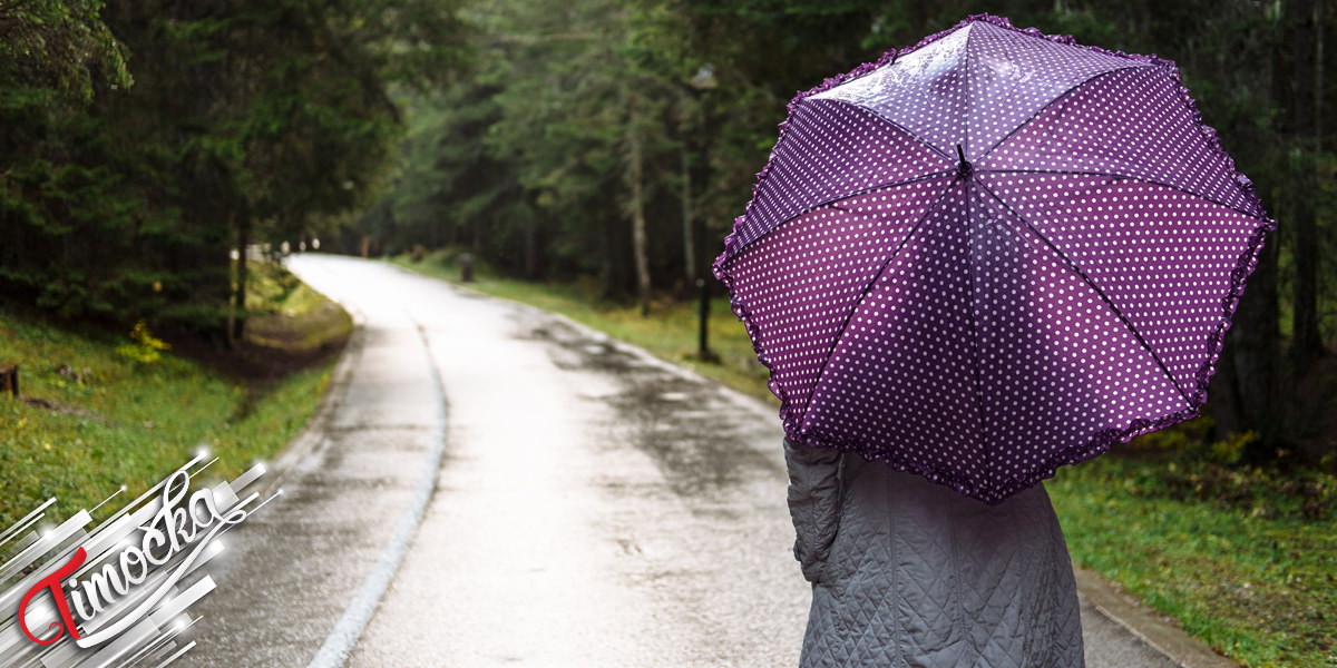 Жена носи кишобран