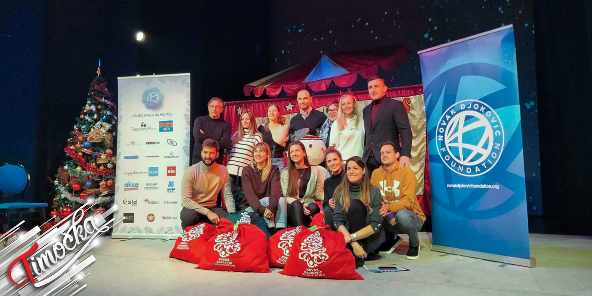 Фондација „Новак Ђоковић” поделила новогодишње пакетиће малишанима из Зајечара, а позориште им поклонило представу Фондација „Новак Ђоковић” поделила новогодишње пакетиће малишанима из Зајечара, а позориште им поклонило представу
