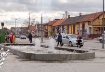 Променљиво облачно, али и даље топло, увече наоблачење Град Бор – Људи шетају