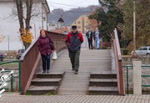 Магловито ујутру, понегде слаба киша Општина Књажевац – Људи шетају