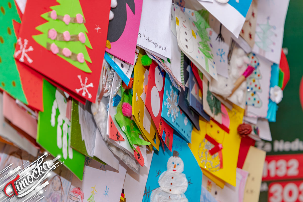 У акцији „Честитку достави, пакетић набави” уручено 1.515 пакетића књажевачким малишанима