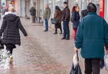 Сиво и прохладно време широм Србије, слабе падавине у појединим крајевима Град Зајечар – Људи шетају