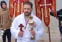 На четвртом пливању за Часни крст на Борском језеру први је стигао Урош Живановић (ФОТО) На четвртом пливању за Часни крст на Борском језеру први је стигао Урош Живановић