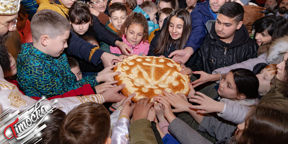 Породична компанија &bdquo;Текијанка&rdquo; даривала црквама у Тимочкој Крајини божићну чесницу са златником