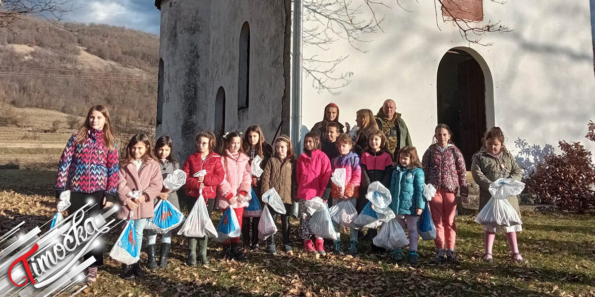 Povodom bozicnih praznika malisanima u knjazevackim selima podeljeno 650 paketica