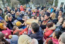 „Текијанка” донира црквама у Тимочкој Крајини божићну чесницу са златником Текијанка – Традиционално ломљење Божићне чеснице са суграђанима у источној Србији