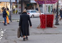 Наоблачење и захлађење, понегде киша и снег Град Зајечар – Људи шетају