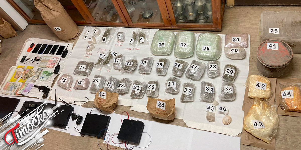 Хапшење у Бору: Полицијски службеници приликом претреса пронашли дрогу и оружје Хапшење у Бору: Полицијски службеници приликом претреса пронашли дрогу и оружје