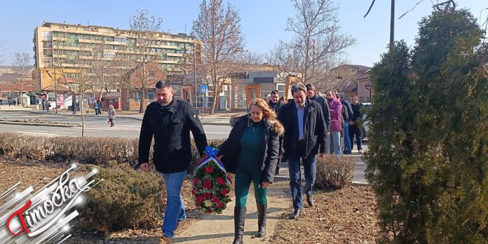 У Бору обележен Дан државности полагањем венаца У Бору обележен Дан државности полагањем венаца