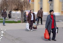 Умерено облачно и топлије, до 13 степени Град Зајечар – Људи шетају