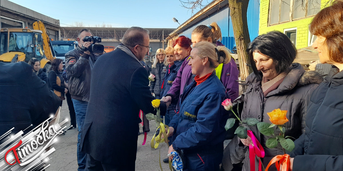 Поводом Mеђународног дана жена градоначелник Бора Александар Миликић посетио раднице ЈКП &bdquo;3. октобар&rdquo;