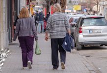 Умерено облачно са сунчаним интервалима, највиша дневна температура до 20 степени Град Зајечар – Људи шетају