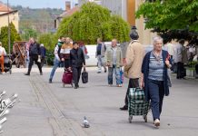 Променљиво облачно и свежије, до 25 степени Град Зајечар – Људи шетају