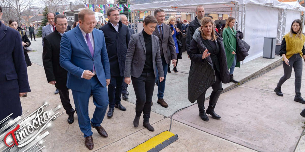 Председница Владе Републике Србије Ана Брнабић са министрима посетила Бор и караван &bdquo;Дигитална експедиција&rdquo;