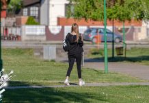 Након хладног јутра, сунчано уз слаб ветар Град Зајечар – Девојка шета