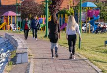 Претежно сунчано, понегде умерено до потпуно облачно време Град Зајечар – Људи шетају