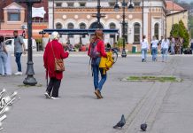 Умерено и потпуно облачно време, местимично са кишом Град Зајечар – Људи шетају