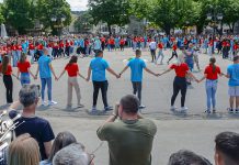 Зајечарски матуранти плесали уз Краљево коло на Тргу ослобођења (ФОТО) Манифестација „Зајечарски матурантски плес”